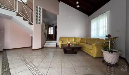 ÓTIMA CASA RESIDENCIAL DE 4 DORMITÓRIOS NO CÓRREGO GRANDE