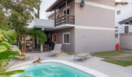 LINDA CASA RESIDENCIAL DE 5 DORMITÓRIOS NO SAMBAQUI