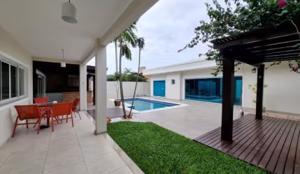 LINDA CASA RESIDENCIAL DE 5 DORMITÓRIOS EM SAMBAQUI