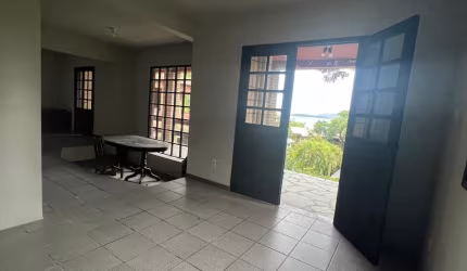 LINDA CASA RESIDENCIAL DE 4 DORMITÓRIOS EM SAMBAQUI