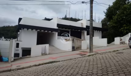 LINDA CASA RESIDENCIAL DE 4 DORMITÓRIOS NO CENTRO DE FLORIANÓPOLIS