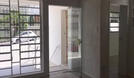 ÓTIMA CASA RSIDENCIAL DE 3 DORMITÓRIOS NO CENTRO DE FLORIANÓPOLIS
