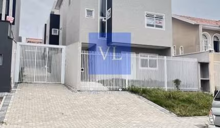 Sobrado  com Terraço Amplo e Acabamentos Premium - Xaxim, Curitiba-PR. 3 Quartos, 1 Suíte, 2 Salas, 1 Vaga. Venha Conferir!