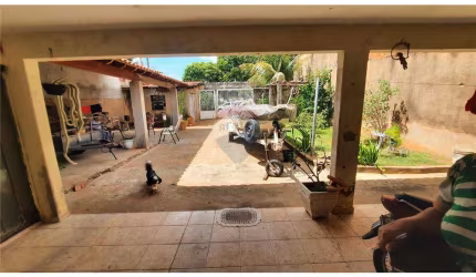 CASA  A VENDA BAIRRO LAGO AZUL MUITO BEM LOCALIZADA