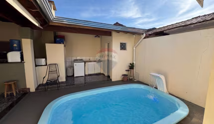 CASA A VENDA COM 3 QUARTOS, PISCINA