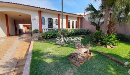 Casa com 3 dormitórios à venda, 180 m² por R$ 690.000,00 - Jardim São Pedro - Apucarana/PR