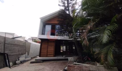 Casa diferenciada com 3 quartos a venda na Passagem em Cabo Frio