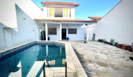 Excelente casa com 03 dormitórios sendo 01 suíte. Piscina, 04 vagas - Bairro IAPI - Osasco/SP