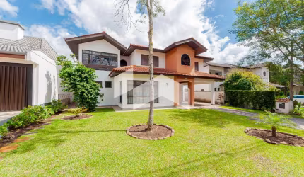 Casa de condomínio com 336.5 m², 4 quartos sendo 2 suítes à venda no bairro Santa Felicidade.