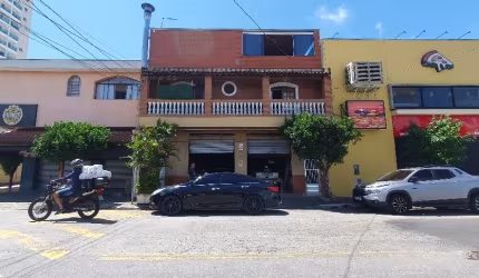 Casa Residencial com comércio embaixo