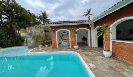 Casa em terreno de 1.555m², quadra de tênis, piscina, 6 vagas