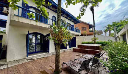Casa charmosa, frente praia Enseada, 6 dorms., 5 vagas