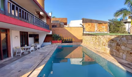 Sobrado 5 suítes, piscina, churrasq., 50mts praia Enseada