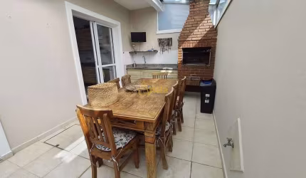 Casa 4 suítes, 3 vagas, 20mts praia Enseada, alto padrão