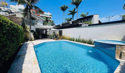 Casa à venda muito próxima da praia com 4 suítes - Módulo 3