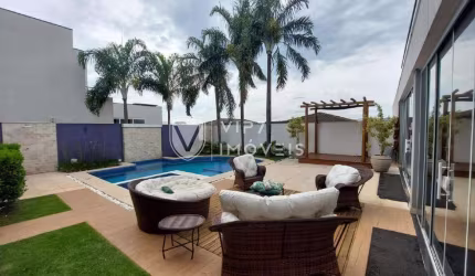 Luxuosa Casa no Condomínio Aldeia da Mata - 447m² de Área Construída