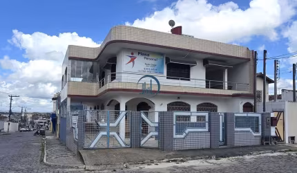 VENDE-SE OU ALUGA-SE: Casa com 3 quartos, sendo 3 suítes, garagem para 3 carros no Centro de Alagoinhas-BA