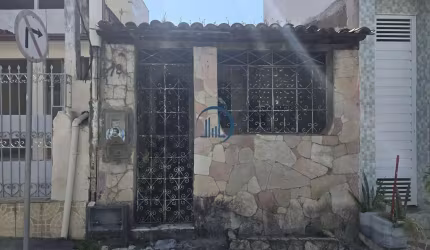 CASA Á VENDA NO CENTRO DE ALAGOINHAS - PERFEITA PARA MORAR OU EMPREENDER