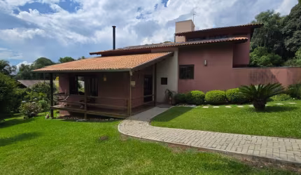 Linda casa em condomínio com amplo espaço