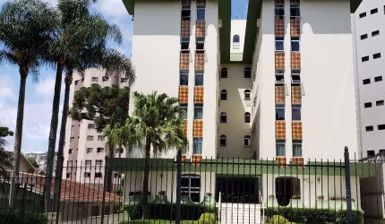 Apartamento reformado à venda no Bigorrilho