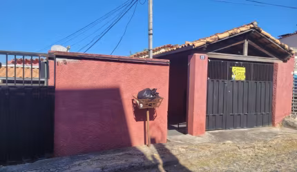 CASA COM BARRACÃO NO  BAIRRO DOM CABRAL - ENTRADA INDIVIDUAL- R$ 550.000,00