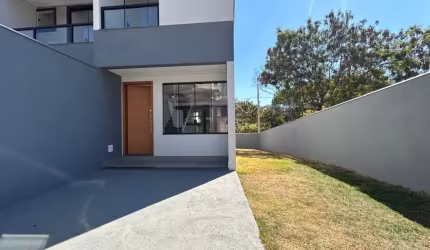 Casa Geminada Duplex 2 quartos com entrada individual.