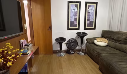 Prédio com elevador, área de lazer com piscina, quadra e salão de festas.