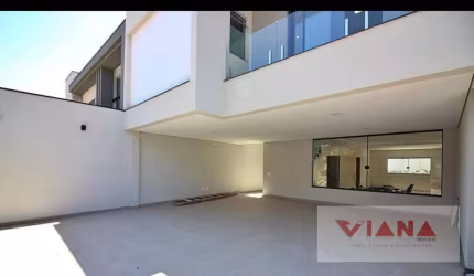 Vende-se sobrado com 350m², com 4 suítes, sala com 3 ambientes com jardim de inverno, cozinha, área de serviço, 5 banheiros,  6 vagas de garagem, quintal e piscina.  Aceita permuta por imóveis no ABC