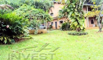 Área com 94.284m2, com 300m de extensão de praia e com área construída de 900m2.