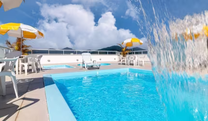Ubatuba, Centro - Aptos prontos de 02 e 03 dormitórios, área de lazer com piscina.