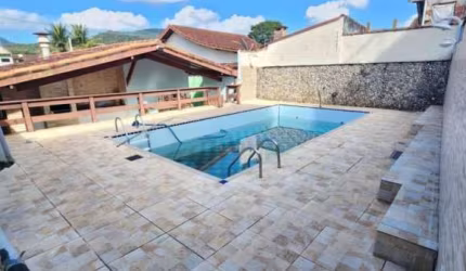 Ubatuba - Silop.   Linda casa c/ piscina em excelente localização no centro de Ubatuba