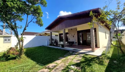 Ubatuba, Cento - Bela casa com 03 dormitórios, terreno de 422 m2 com edícula.