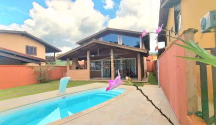 Ubatuba, Condomínio Park Hills - Belíssima casa com 03 dorms. sendo 1 suíte, espaço gourmet e piscina.