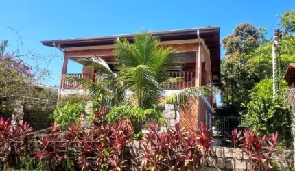 Ubatuba - Ressaca - Linda casa sobrado com 4 dormitorios sendo 02 suites.