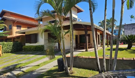 Ubatuba, Vila Verde -  Belíssima casa com 02 terrenos com area de lazer.