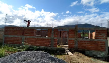 Ubatuba, Jardim Carolina - Terreno em condomínio fechado com 500 m2, aterrado,