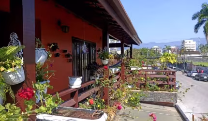 Ubatuba, Centro - Bela casa de esquina bem localizada com 03 dormitórios.