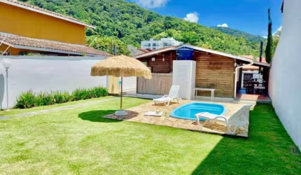Ubatuba, Toninhas - Linda casa com 3 dormitórios, piscina e área gourmet a 350mts da praia