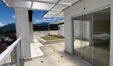 Ubatuba - Centro.   Cobertura de 150m2 com Solarium e vista livre a venda.