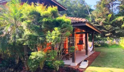 Ubatuba, Praia da Itamambuca - Bela casa a 30m do Mar, 250m2, 03 dormitórios sendo 01 suíte, amplo jardim, com Renda 250 mil ano