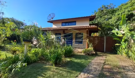 Ubatuba, Praia da Itamambuca - Casa com 02 Dormitórios sendo 01 no mezanino, 130m2, distante do mar a 250m.