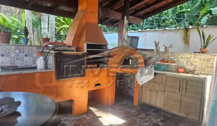 Ubatuba, Centro - Casa estilo Rustico, em condomínio com poucas residências e próximo ao comercio.