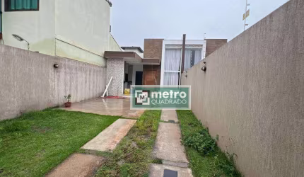 Belíssima casa linear independente de alto padrão em localização privilegiada. Fachada moderna, pisos em porcelanato, rebaixamento em gesso, nichos e