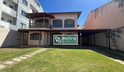 Belíssima casa em terreno de 560m² em Costazul - Rio das Ostras - RJ  Casa principal - 01 Sala ampla com 02 ambientes - 01 Sala de jantar - 04 dormitó