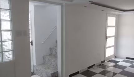 ANA IMOVEIS - ALUGA-SE CASA C/ QUINTAL EM PIRITUBA - R$ 1.500,00