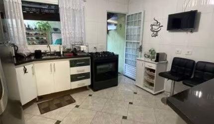 Sobrado para venda tem 126 metros quadrados com 3 quartos