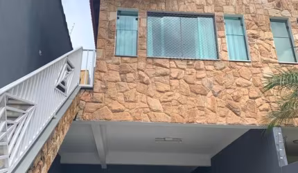 BELÍSSIMO SOBRADO EM UMA ÁREA TOTALMENTE RESIDENCIAL
