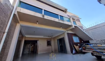 Casa com 6 quartos à venda no Planalto, Uberlândia  por R$ 780.000