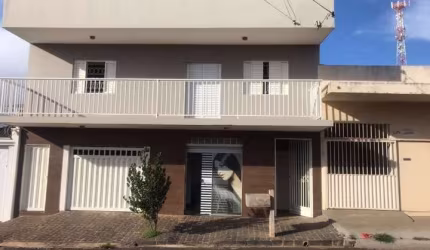 Casa à venda em Uberlândia-MG, 4 quartos, 1 suíte, 1 sala, 3 vagas de garagem e 304m² de área!