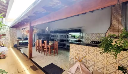 Casa para venda em Uberlândia-MG: 3 quartos, suíte, sala, 2 banheiros, 2 vagas, 220m² no Alto Umuarama!